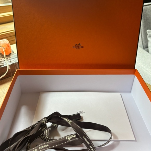 Authentic Hermes shoe box with ribbon - Picture 2 of 6